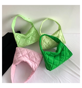 Detalle de bolsos de hombro acolchados en colores rosa, verde y amarillo vibrante