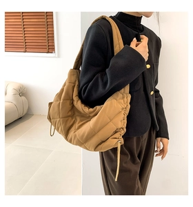 Detailansicht einer großen gesteppten Hobo-Tasche in Braun mit verstellbaren Kordelzügen
