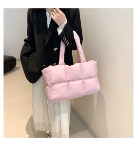 Detailansicht der rosa gesteppten Puffer-Handtasche aus wasserfestem Nylon