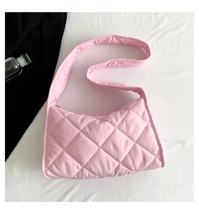 Détail du sac à bandoulière matelassé rose avec texture losange douce et bandoulière