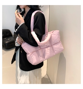 Detail der gesteppten Puffer-Tasche in Rosa mit weicher Polsterung und viel Stauraum