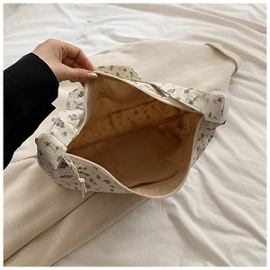 Détail de l'intérieur du grand sac cabas à fleurs avec poche zippée et design spacieux