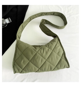 Détail du motif matelassé en losange sur le sac à bandoulière vert texture souple
