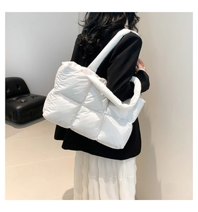 Detailansicht der weißen gesteppten Puffer-Tasche mit großem Fassungsvermögen und Nylon