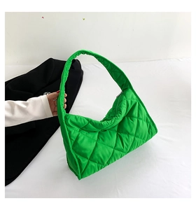 Detalle del bolso acolchado verde brillante con costuras de diamantes texturizadas