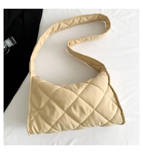 Détail du sac bandoulière matelassé beige au toucher doux avec fermeture éclair et bandoulière