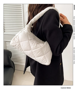 Détail du sac à bandoulière matelassé blanc en nylon souple avec large bandoulière