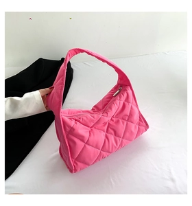 Vista detallada del bolso tote acolchado rosa fucsia con textura acolchada y costuras de calidad