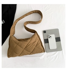 Détail du sac bandoulière matelassé marron montrant sa grande capacité pour tablette