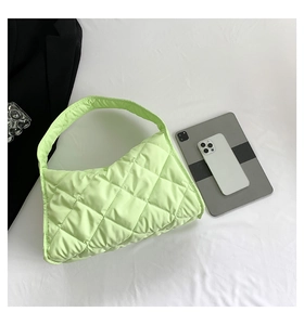 Bolso tote acolchado verde lima con tableta y móvil para referencia de tamaño