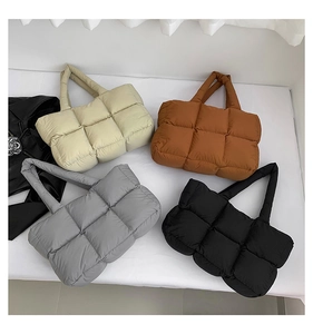 Flachbild von gesteppten Puffer-Taschen in Beige, Braun, Grau und Schwarz mit Rautenmuster