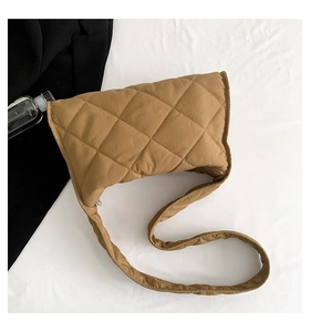 Détail du motif à losanges sur le sac à bandoulière marron rembourré et souple