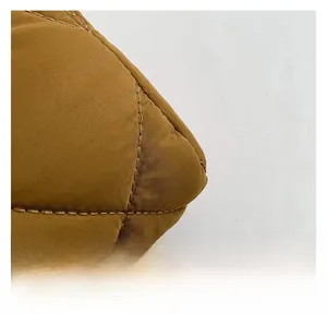 Gros plan sur le tissu matelassé jaune gingembre avec texture de diamant premium