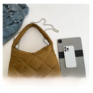 Sac bandoulière en nylon matelassé marron avec téléphone et tablette pour échelle