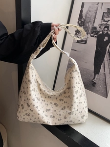 Sac hobo floral crème avec fleurs gris foncé et bandoulières à bords dorés