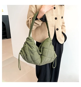 Detail der grünen gesteppten Hobo-Tasche mit Kordelzug und weicher Nylonstruktur