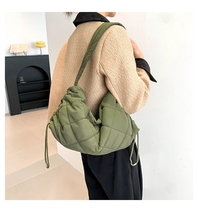 Detailansicht einer olivgrünen Stepptasche mit großem Fassungsvermögen und Textur