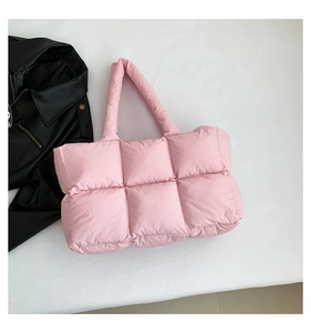 Detailansicht der rosa gesteppten Puffer-Tasche mit weich gepolstertem Griff und Glanz