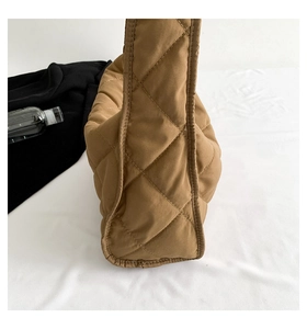 Vue détaillée du sac bandoulière matelassé marron avec texture douce en losanges