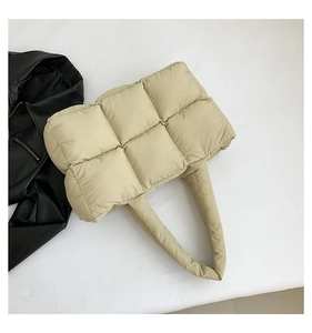 Draufsicht auf beige gesteppte wattierte Tragetasche mit integriertem breitem Schultergurt