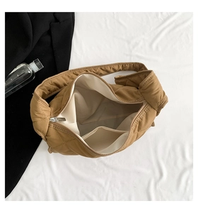 Vue intérieure du sac matelassé kaki montrant la doublure et la poche interne