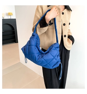 Blaue gesteppte Puffer-Schultertasche mit gebogener Hobo-Silhouette und Kordelzugdetail