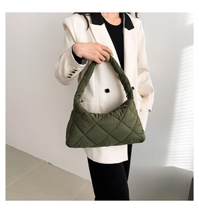 Détail du sac matelassé vert armée avec coutures en losange et texture en nylon doux
