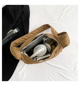 Vue intérieure du sac hobo en nylon matelassé brun montrant sa grande capacité de rangement