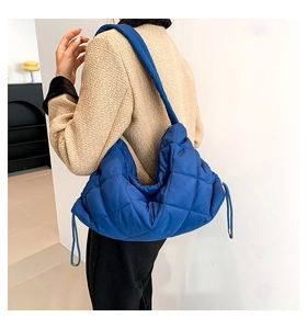 Blaue gesteppte Puffer-Schultertasche aus leichtem Nylon mit geräumigem Design