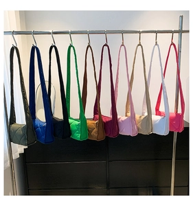 Gedetailleerde collectie gewatteerde crossbodytassen in tien kleuren aan hangers
