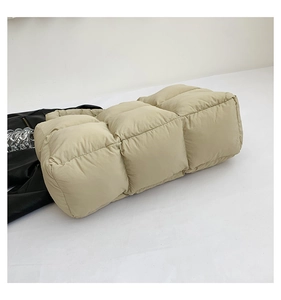 Detail der gesteppten Puffer-Tasche in Khaki mit großen Karos und weicher Wolken-Haptik