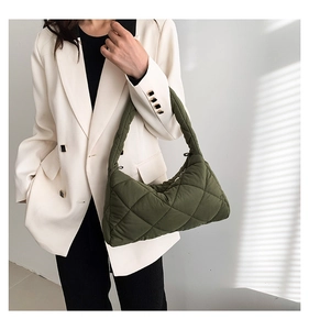 Gros plan du sac hobo vert matelassé avec un rembourrage doux et une texture style doudoune