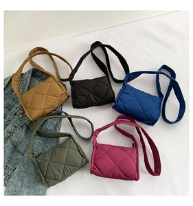 Gevoerde crossbodytassen collectie in kaki zwart blauw groen en roze met ritssluiting