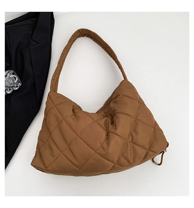 Detailansicht einer braunen Stepptasche aus glänzendem Nylon mit Reißverschluss