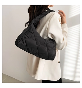 Sac hobo matelassé avec bandoulière rembourrée sur un mannequin avec ombres légères