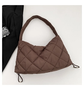Detailansicht einer dunkelbraunen gesteppten Nylon-Schultertasche mit Tunnelzug