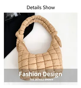 Detalle de bolso hobo acolchado beige con costuras cuadradas y asa con nudo moderno