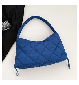 Detail einer blauen gesteppten Nylon-Schultertasche mit Tunnelzug und Polsterung