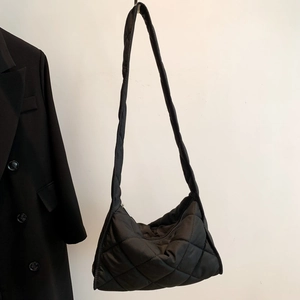 Sac croissant matelassé noir avec coutures en losanges et large bandoulière
