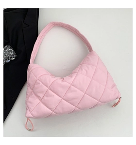 Detailansicht der rosa gesteppten Puffer-Schultertasche mit Kordelzug auf weißem Grund