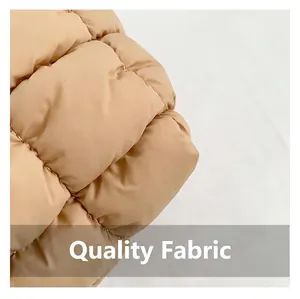 Macro del tejido acolchado caqui que muestra los patrones cuadrados de la bolsa
