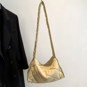 Sac bandoulière matelassé beige chic avec coutures en losanges et large bandoulière