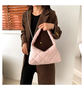 Détail du sac hobo matelassé rose montrant la texture douce et les finitions de couture