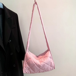 Sac à épaule matelassé rose chic avec motif losange et large bandoulière style décontracté