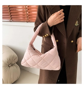 Détail du sac sous l'aisselle matelassé rose clair avec élégantes coutures losanges