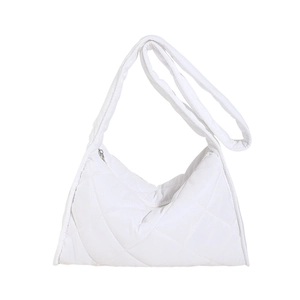 Sac à bandoulière matelassé blanc minimaliste avec grand motif à losanges et design bouffant