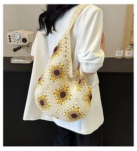 Gros plan d'un sac au crochet fait main avec motifs de tournesols et textures