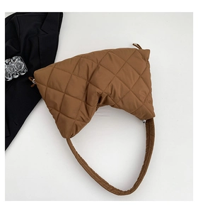 Detail der braunen gesteppten Schultertasche mit Rautenmuster aus glänzendem Nylongewebe