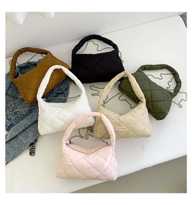 Collection de sacs d'épaule matelassés en six coloris avec détails de bandoulière chaîne
