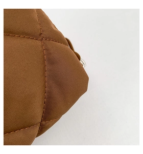 Nahaufnahme der gesteppten kaffeebraunen Ledertasche mit präzisen Nähten und Metallbeschlag